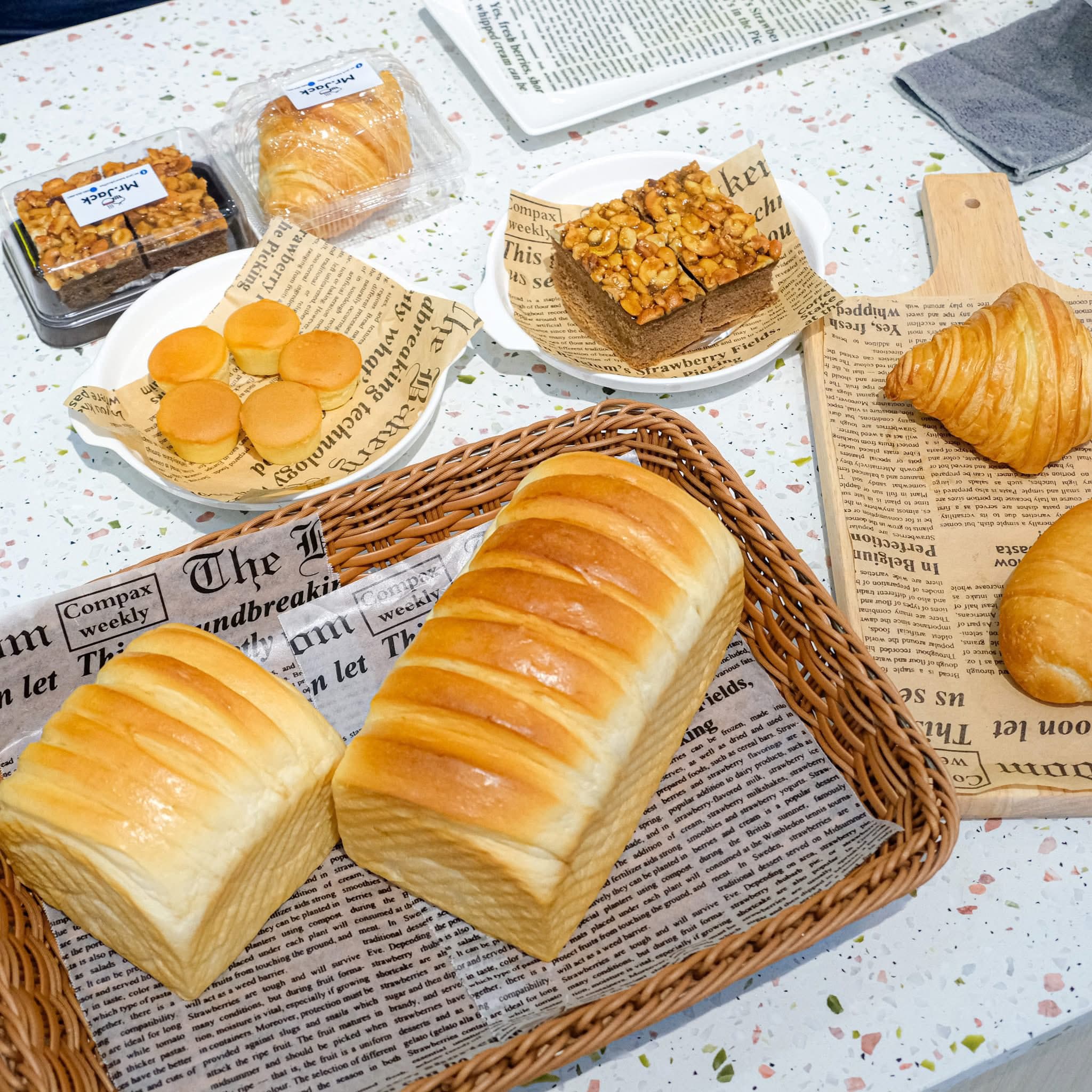 ถาด Toffee Cake และปังพันลิ้นจาก Mister Jack